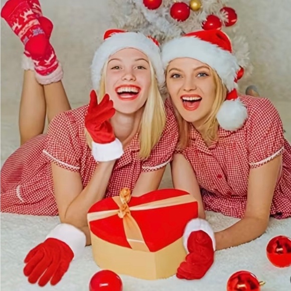 Red Santa Gloves with White Fur Trim - Picture 5 of 6